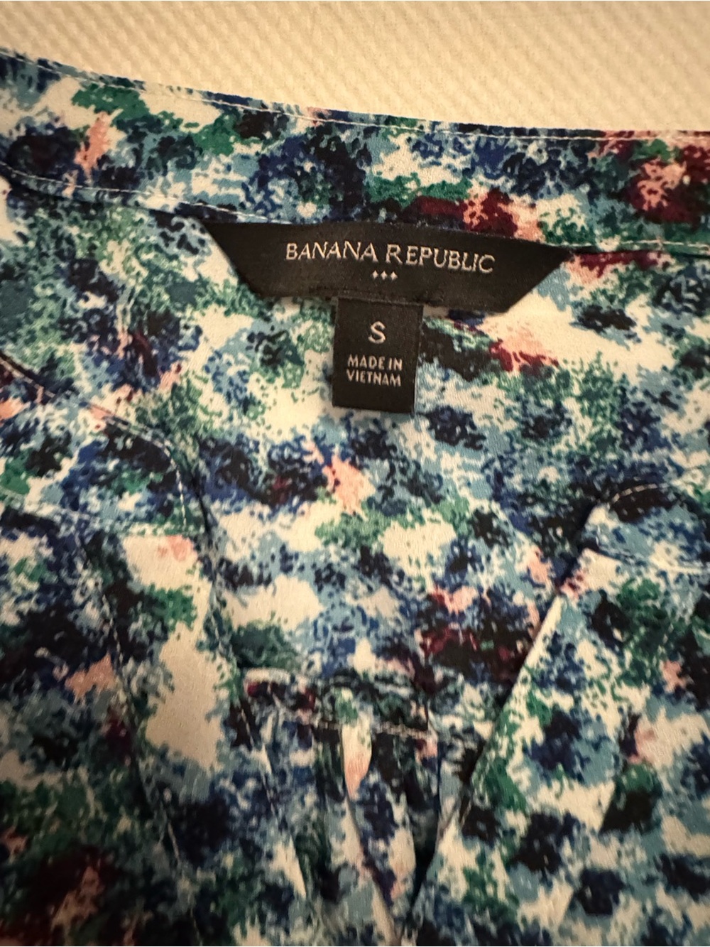 Banana Republic Navy Multi Floral Pleated Cap Sleeve Blouse - Picture 4 of 7